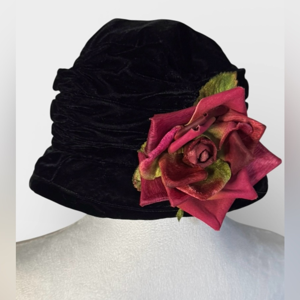 Vintage 90s Hoodlums NYC Ruched Velvet Cloche Hat w/ Floral Accent